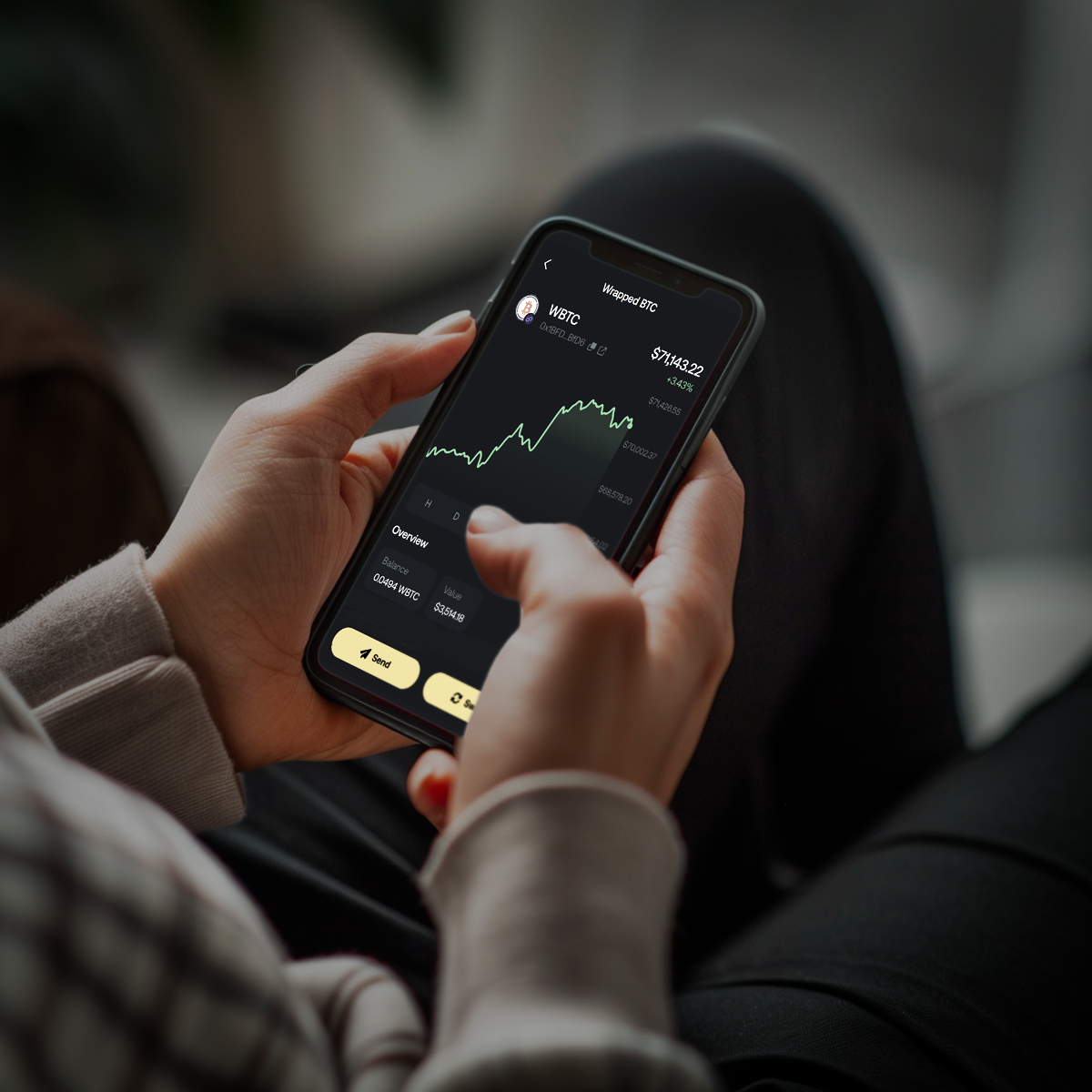mains d'un homme qui tient un téléphone avec l'application bancaire nest wallet 